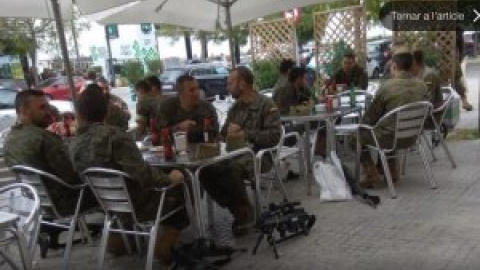 Defensa estudia sancionar al mando de los legionarios fotografiados con armas en una terraza en Catalunya