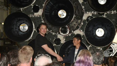 Elon Musk saluda al millonario japonés Yusaku Maezawa en la presentación del primer viaje privado de SpaceX alreredor de la Luna en Hawthorne, California (EEUU). REUTERS/Gene Blevins