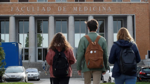 Varios alumnos se dirigen a la facultad de Medicina en la Universidad Complutense