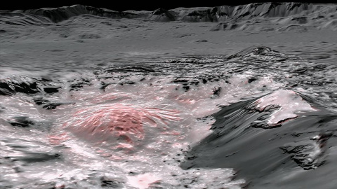 Imagen del cráter Occator, resaltando con un falso color rosado las salmueras más recientes procedentes del depósito líquido situado bajo la corteza de Ceres. / NASA/JPL-Caltech/UCLA/MPS/DLR/IDA