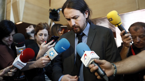 El líder de Podemos, Pablo Iglesias, atiende a los medios tras asistir como invitado al Pleno de la Asamblea de Madrid que debate y vota la moción de censura presentada por su partido contra la presidenta regional, Cristina Cifuentes. EFE/Mariscal