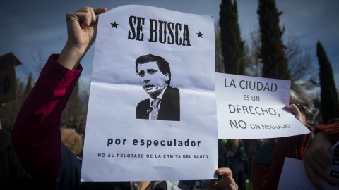 Varias personas protestan durante una manifestación contra la celebración de la mascletà madrileña, en el Puente del Rey de Madrid Río, a 18 de febrero de 2024, en Madrid (España).- Juan Barbosa / Europa Press