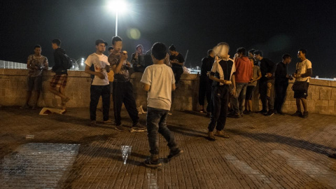 Jóvenes y menores extranjeros que viven en las calles de Melilla.- JOSÉ PALAZÓN