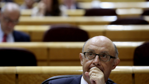 El ministro de Hacienda, Cristóbal Montoro, durante la sesión de control al Gobierno en el pleno del Senado. EFE/Kiko Huesca