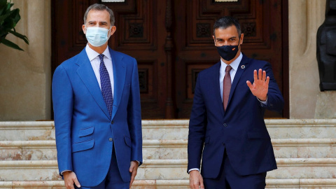 El rey Felipe VI y el presidente del Gobierno, Pedro Sánchez, en la entrada del Palacio de Marivent, antes de su tradicional despacho veraniego. EFE/Ballesteros