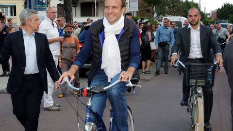 El presidente francés Emmanuel Macron monta en bici en Le Touquet, Francia, este sábado. REUTERS/Philippe Wojazer