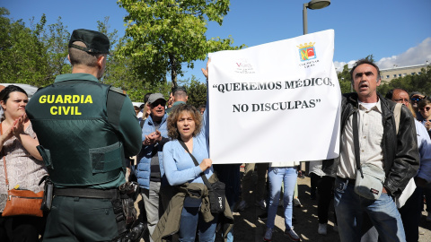  Un grupo de personas exige mejoras en la Sanidad Pública durante una manifestación, a 22 de abril de 2023, en Colmenar Viejo, Madrid.- Rafael Bastante / Europa Press