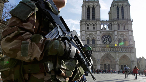 Un soldado armado patrulla frente a la catedral de Notre Dame en París.- PHILIPPE WOJAZER (REUTERS)