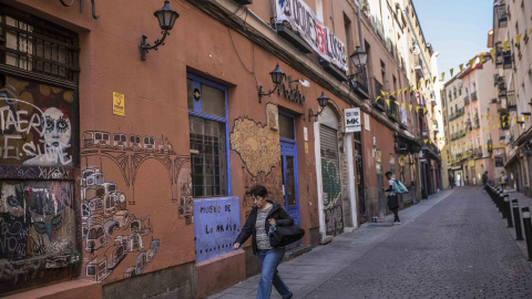 El bar Museo de la Radio, ya cerrado, bajo la pancarta de Bloques en lucha, en la calle Santa Ana de Madrid.- JAIRO VARGAS