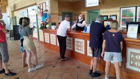 Fotografía publicada por la agencia Reuters del interior del hotel en Adeje, Tenerife, donde 1.000 clientes permanecen aislados. - REUTERS