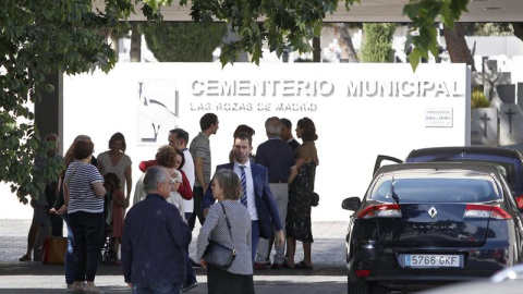 Familiares del español Ignacio Echeverría llegan al tanatorio de Las Rozas. EFE/Javier López