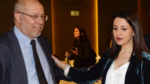 24/02/2020.- La presidenta y portavoz del Grupo de Ciudadanos en el Congreso de los Diputados, Inés Arrimadas (d), junto al vicepresidente de la Junta de Castilla y León, Francisco Igea (i), a su llegada esta mañana a un encuentro informativo organizad