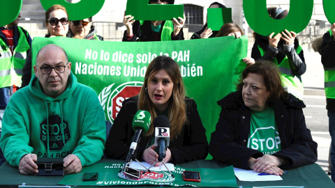 La abogada y portavoz de la PAH, Alejandra Jacinto (c) junto con el colaborador JuanJo Ramón (i) durante la rueda para presentar su nueva campaña de presión al Gobierno para acabar con la emergencia habitacional y los desahucios en frente del Congreso 