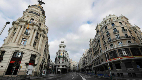 La Gran Vía de Madrid desértica durante el confinamiento. / EFE