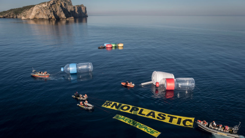 Acción de Greenpeace contra la contaminación por plásticos en el Mediterráneo. GREENPEACE