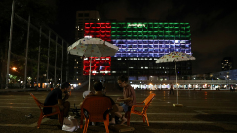 El Ayuntamiento de Tel Aviv se ilumina con la bandera de Emiratos Árabes Unidos. - REUTERS