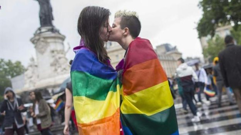 Dos mujeres lesbianas se besan durante el Orgullo Gay. / EFE