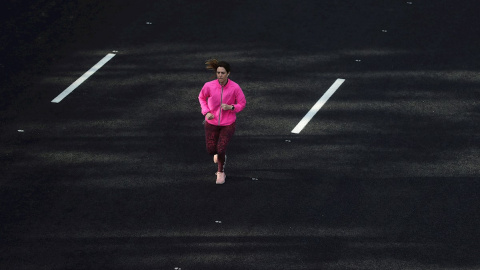 Vista del Paseo de la Castellana, una de las 29 calles que se han vuelto peatonales para que la gente pueda practicar deporte, en Madrid este domingo durante el séptimo día de la fase 0 de la desescalada en la comunidad. EFE/ JuanJo Martín