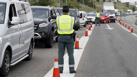 Control de la Guardia Civil de Trafico en la salida de Madrid, a la altura del Km 17 de la A-1, para identificar desplazamientos no justificados durante el fin de semana. EFE/J.J. Guillen