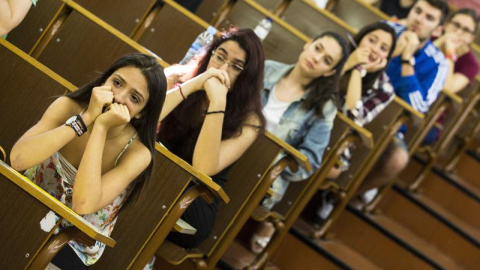 Estudiantes en la Universidad de Barcelona esperan para examinarse de Selectividad. EFE