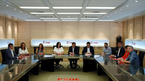 La Comisión Gestora del PSOE, Javier Fernández, con su presidente  Javier Fernandez en el centro, en su primera reunión en la sede socialista de la madrileña calle de Ferraz. REUTERS/Sergio Perez