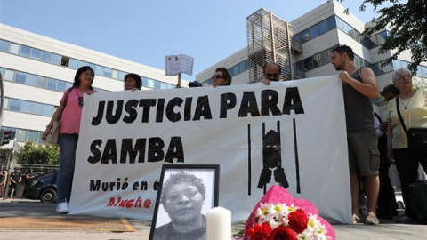 Protesta ante los juzgados donde se celebra la vista oral por la muerte en 2011 de Samba Martine tras 38 días internada en el CIE de Aluche.- MARTA JARA / EUROPA PRESS