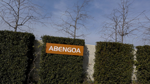 El logo de Abengoa en la entrada de su sede en Sevilla. REUTERS/Marcelo del Pozo