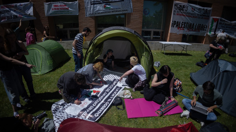 Varios estudiantes hacen una acampada para mostrar su apoyo al pueblo palestino y exigir el fin del conflicto en Gaza, en las inmediaciones de la Casa de Estudiantes de la Universidad Complutense, a 7 de mayo de 2024, en Madrid (España).- Eduardo Parra /