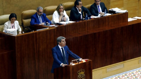 La presidenta de la Asamblea de Madrid, Paloma Adrados (primera por la izquierda), junto a otros miembros de la Mesa de cámara autonómica, durante la intervención del portavoz del Ejecutivo, Ángel Garrido. E.P.