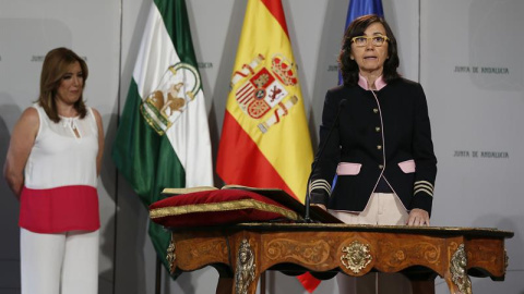 La nueva consejera de Justicia e Interior, Rosa Aguilar, toma posesión de su nuevo cargo, tras la remodelación efectuada por la presidenta de la Junta de Andalucía, Susana Díaz (i), para afrontar la nueva etapa en su legislatura, hoy en el palacio de 