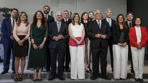 La presidenta de la Junta de Andalucía , Susana Díaz (c), posa con su Gobierno al completo en el acto de toma de posesión de los nuevos consejeros tras la remodelación que ha hecho para afrontar la nueva etapa en su legislatura, hoy en el palacio de S