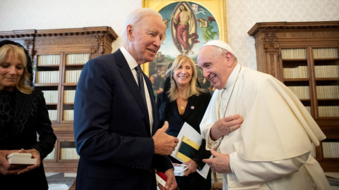 El Papa Francisco se reúne con el presidente estadounidense Joe Biden y la primera dama Jill Biden, en el Vaticano.-Vaticano/Vía Reuters