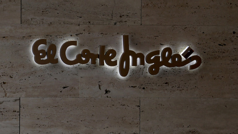 el logo del grupo de distribución El Corte Ingles, en una de sus tiendas en Madrid. REUTERS/Sergio Perez