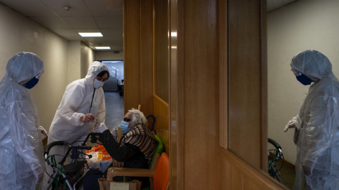 Voluntarios de la ONG Pro-Activa Open Arms trasladan a personas mayores de una residencia de Barcelona a hospitales de la ciudad. /EFE