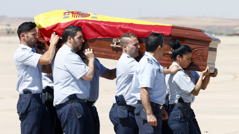 El féretro con el cuerpo del español Ignacio Echeverría, fallecido el sábado pasado en los atentados de Londres, a su llegada a la base aérea de Torrejón de Ardoz en un avión militar. EFE/Diego Crespo