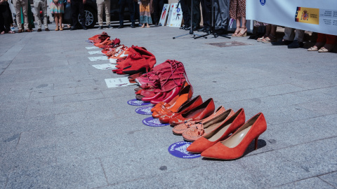 Varios pares de zapatos de color rojo durante un minuto de silencio por la mujer fallecida en Alicante.- Roberto Plaza / Europa Press