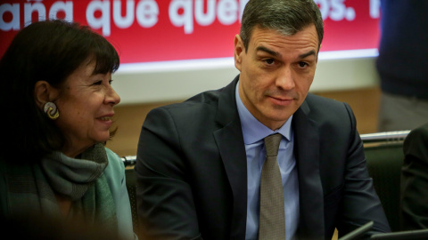 La presidenta del PSOE, Cristina Narbona, junto al presidente del Gobierno, Pedro Sánchez durante la reunión de la Comisión Permanente de la Ejecutiva Federal del PSOE en Madrid E.P./Ricardo Rubio