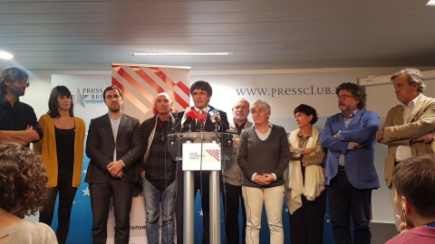 Carles Puigdemont s'adreça als mitjans de comunicació, acompanyat de Toni Comín, Clara Ponsatí, Lluís Puig i Lluís Llach, Consell per la República