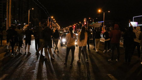 Protestas de anoche en Minsk. EFE/EPA/STR