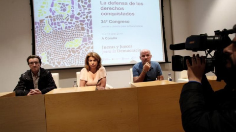 Ignacio González Vega (d), Sandra Pinheiro (c) y Javier Menéndez (i), representantes de Jueces para la Democracia, durante la rueda de prensa | EFE