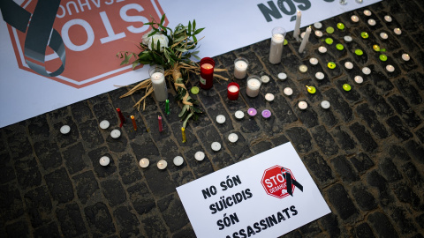 Varias velas y carteles durante una movilización por el suicidio de dos hermanas horas antes de ser desahuciadas, en la plaça de Sant Jaume en Barcelona, Catalunya (España).- Lorena Sopêna / Europa Press