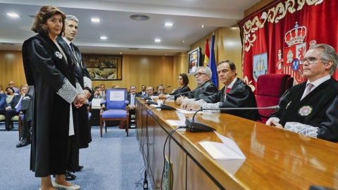 La magistrada Concepción Espejel ,iz., acompañada por el juez Fernando Grande Marlaska,c., durante la toma posesión de Espejel como presidenta de la Sala de lo Penal de la Audiencia Nacional en sustitución de Grande Marlaska / EFE