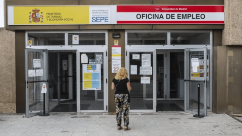 Foto de archivo de una mujer a las puertas de una oficina del SEPE y oficina de empleo.- Alejandro Martí­nez Vélez // Europa Press