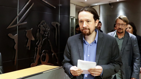 El líder de Podemos, Pablo Iglesias,antes de comparecer en rueda de prensa en el Congreso en la que anunció su intención de abrir una ronda de encuentros con el resto de partidos para presentar en los próximos días una moción de censura contra el pr