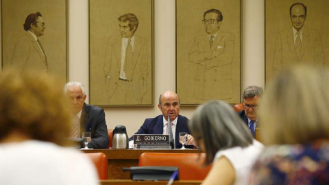 El ministro de Economía, Luis de Guindos, durante comparecencia a petición propia ante la Comisión de Economía del Congreso para defender la intervención europea del Banco Popular. | J.P. GANDUL (EFE)