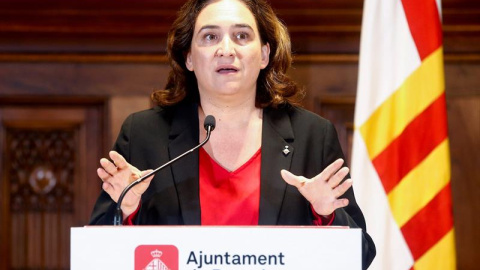 La alcaldesa de Barcelona, Ada Colau, durante su comparecencia este domingo en el Ayuntamiento de Barcelona para analizar la actualidad en Cataluña. EFE/Quique Garcia