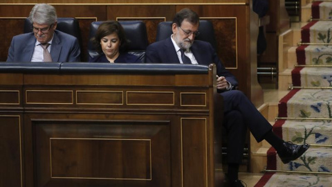 El presidente del Gobierno, Mariano Rajoy, la vicepresidenta del Ejecutivo, Soraya Sáenz de Santamaría, y el ministro de Asustos Exteriores, Alfonso Dastis, durante el debate de la moción de censura de Unidos Podemos contra Rajoy. EFE/Juan Carlos Hidal