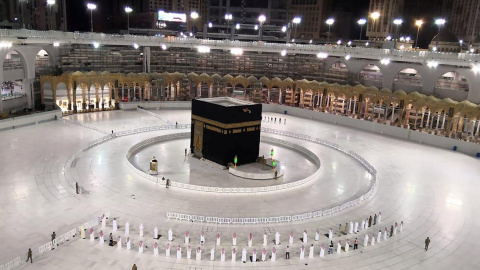 Un pequeño grupo de fieles reza ante la Kaaba en la Gran Mezquita de La Meca mientras practica el distanciamiento social. REUTERS