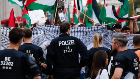 Manifestantes propalestinos frente a la policía alemana en Berlín.- EFE/EPA/CLEMENS BILAN