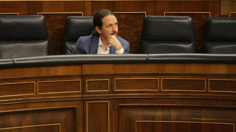 El vicepresidente segundo del Gobierno, Pablo Iglesias, en su escaño durante una primera sesión de control al Gobierno en el Congreso de los Diputados. / Europa Press /Pool